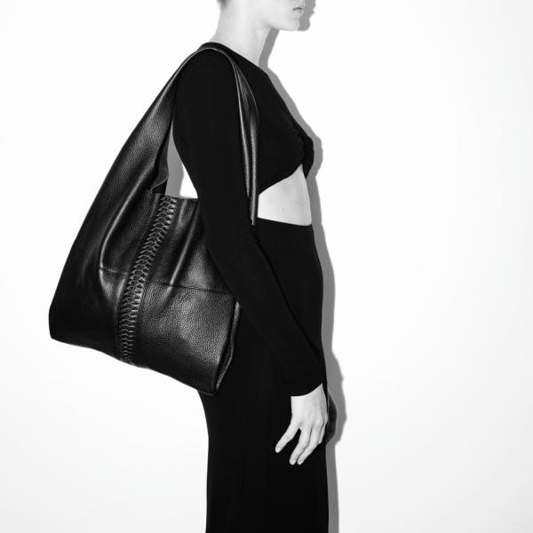 The Park House Idem bag is designed to be a staple in your wardrobe - that refined accessory you always resort to when you need a place of comfort, upgrading your casual outfits with a slight twist.